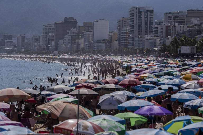 Movimento na praia de Ipanema, na zona sul do Rio de Janeiro, em fevereiro de 2022 