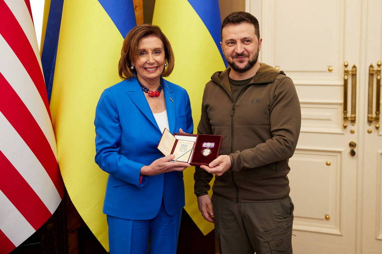 A presidente da Câmara dos EUA, a democrata Nancy Pelosi, recebe a medalha da ordem da princesa Olga do líder ucraniano, Volodimir Zelenski, após reunião em Kiev