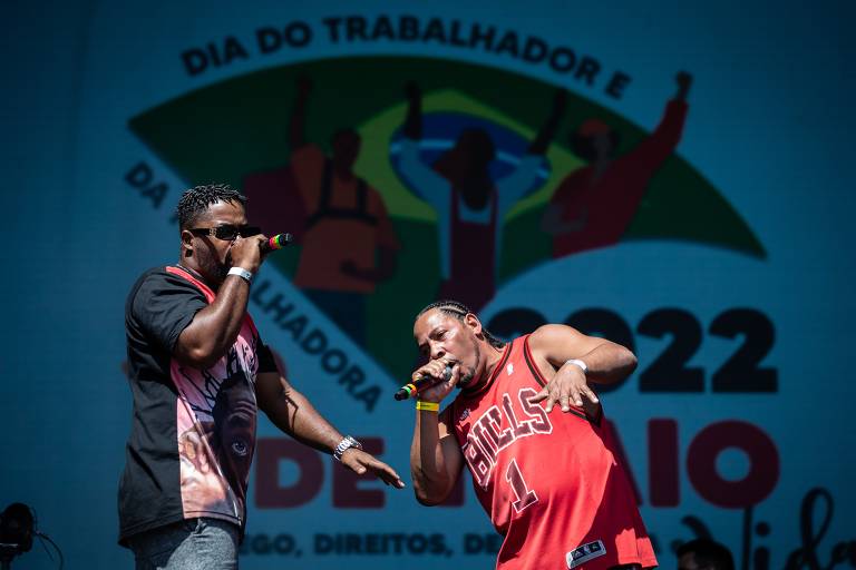Apresentação da dupla de rap Família Risca Brisa durante ato em frente a  praça Charles Miller (SP)