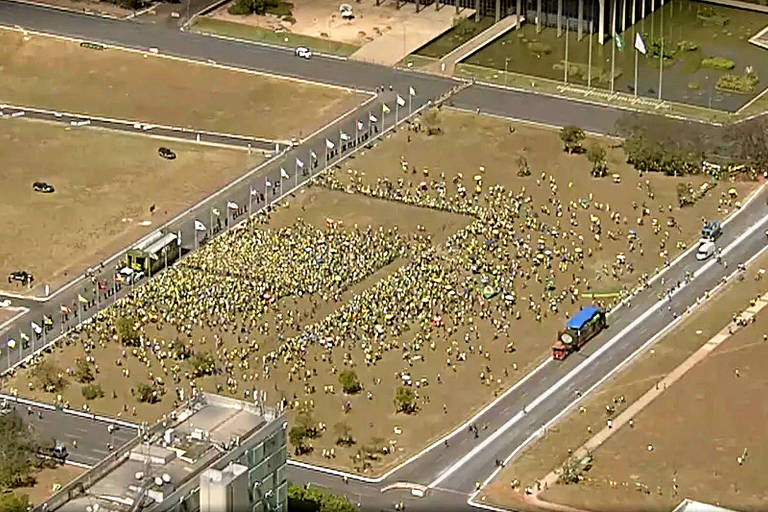 Apoiadores do presidente Bolsonaro reunidos próximo ao Congresso Nacional, em Brasília, neste domingo (1º)
