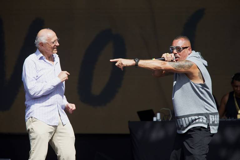 O vereador Eduardo Suplicy (PT) e o cantor Dexter durante ato unificado das centrais sindicais em São Paulo