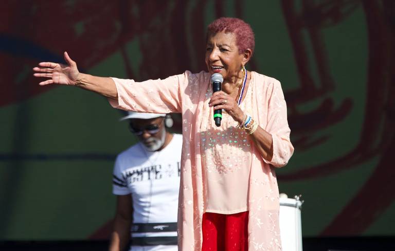 Apresentação de Leci Brandão durante ato de centrais sindicais em São Paulo, no domingo (1º)