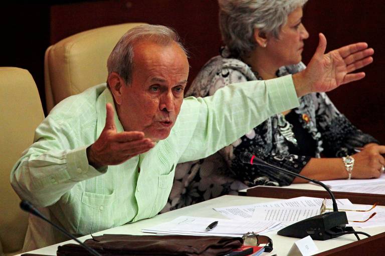 O ex-presidente da Assembleia Nacional de Cuba Ricardo Alarcón, vestido com uma guayabera, gesticula durante reunião em Havana