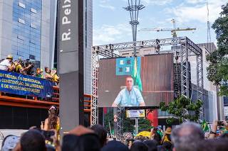 Discurso de Bolsonaro é transmitido em telão durante ato no 1º de Maio