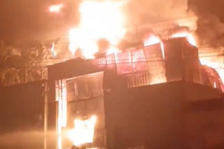 Incêndio atinge fábrica de plástico em Guarulhos, na Grande São Paulo