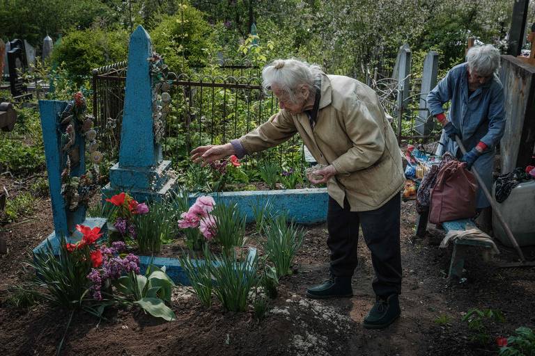 Homenagem de ucranianos aos mortos e russos na maior usina nuclear da Europa; veja fotos da 10ª semana da Guerra
