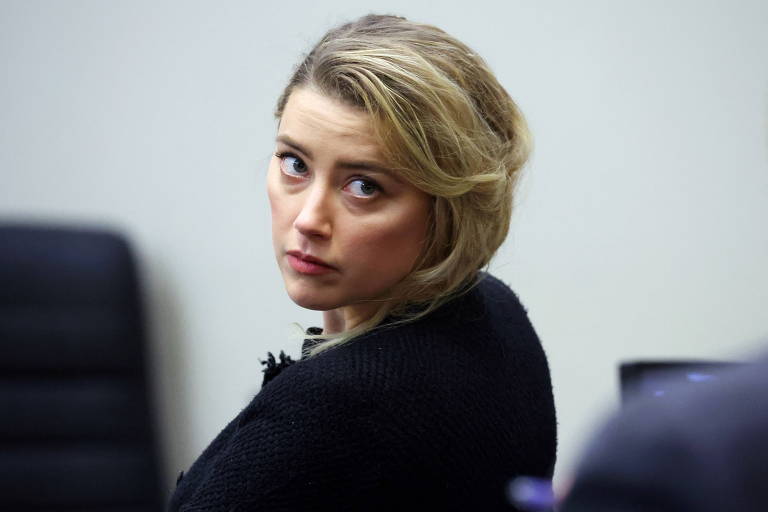 Amber Heard se irrita com pergunta sobre o filme 'Aquaman', em tribunal