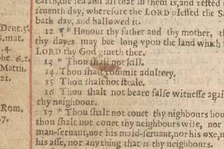 O trecho da 'Bíblia perversa' em que está escrito 'thou shalt commit adultery' (cometerás adultério)