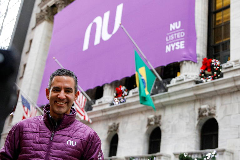 David Vélez, CEO e fundador do Nubank, em frente ao prédio da Bolsa de Valores de Nova York, nos Estados Unidos 
