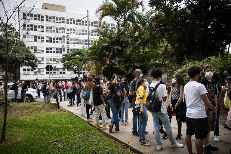 Alunos aguardam na fila do bandejão na Cidade Universitária da USP, em São Paulo 