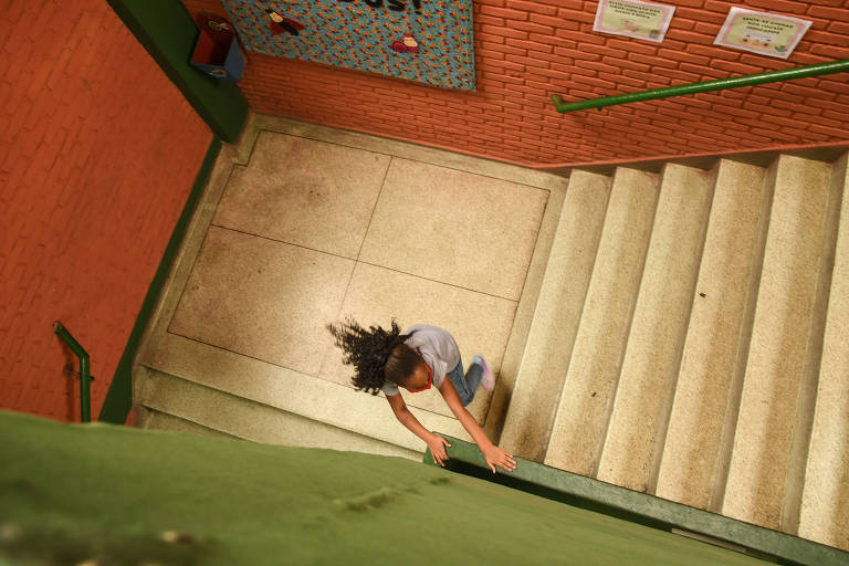 Aluna corre em escadaria de escola estadual em São Paulo