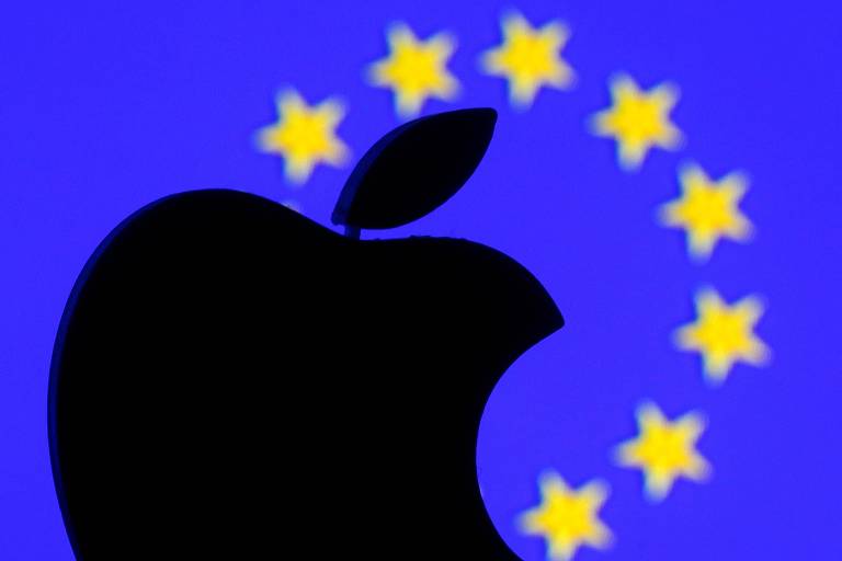 Logo da Apple visto em frente da bandeira da União Europeia
