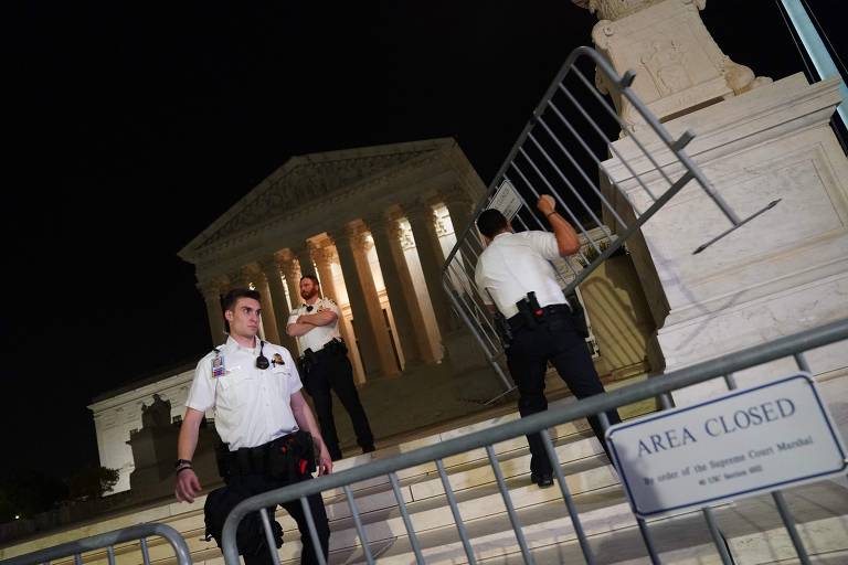 Policiais montam barreiras para conter manifestantes em frente ao prédio da Suprema Corte dos EUA, em Washington