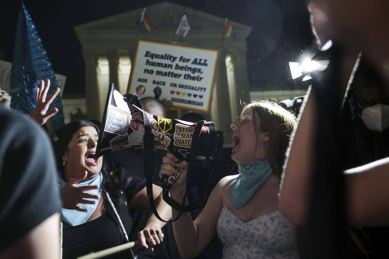 Pouco após a divulgação do documento pelo Politico, manifestantes pró e contra o direito ao aborto se reuniram em frente ao prédio da Suprema Corte, em Washington