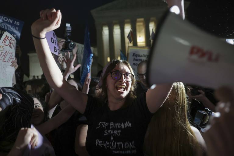 Manifestantes protestam contra possível reversão de direito ao aborto nos EUA