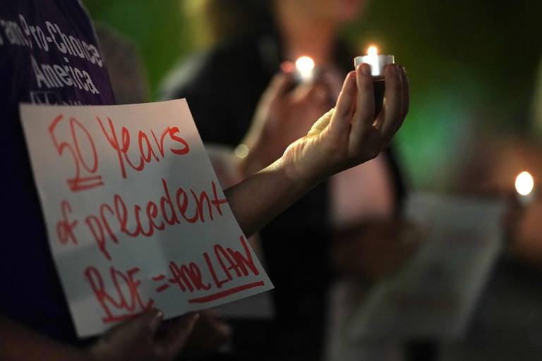 Ativista com cartaz em manifestação em frente à Suprema Corte dos EUA