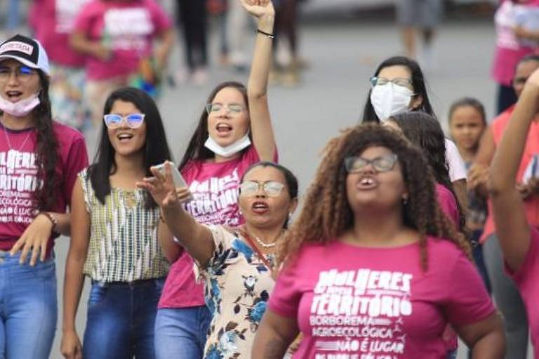 Imagem em primeiro plano mostra um grupo de mulheres em uma manifestação na rua
