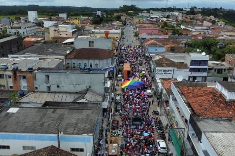 Imagem aérea mostra uma multidão em uma rua em uma manifestação