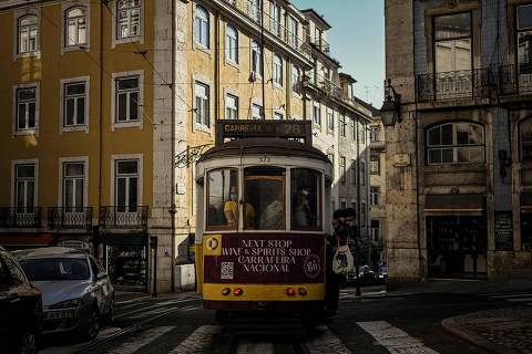 Tourists travel inside a tram in Lisbon on April 28, 2022. - Portugal's GDP grew by 2.6% in the first quarter of 2022, compared to an increase of 1.7% in the last quarter of 2021, according to a first estimate published on April 29 by the National Institute of Statistics (Ine). (Photo by PATRICIA DE MELO MOREIRA / AFP)