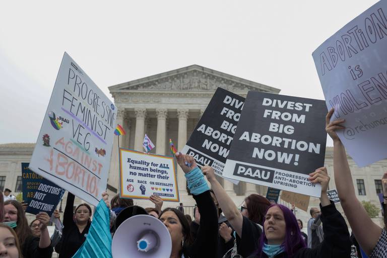 Ativistas antiaborto protestam em frente ao prédio da Suprema Corte dos EUA, em Washington