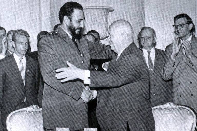 Nikolai Leonov (à esq., de gravata listrada) observa Fidel cumprimentar o líder soviético Nikita Kruschov na visita a Moscou de 1963