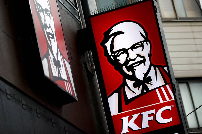 Imagem mostra placa com logo do KFC, que se trata de o rosto desenhado de um homem com avental.