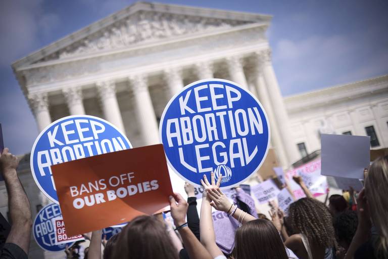 Ativistas anti-aborto e pró-direito á prática manifestam em frente ao prédio da Suprema Corte dos EUA, em Washington 