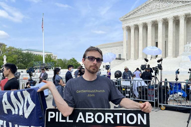 O ativista Jonathan Darnell protesta pelo fim do aborto, em frente à Suprema Corte