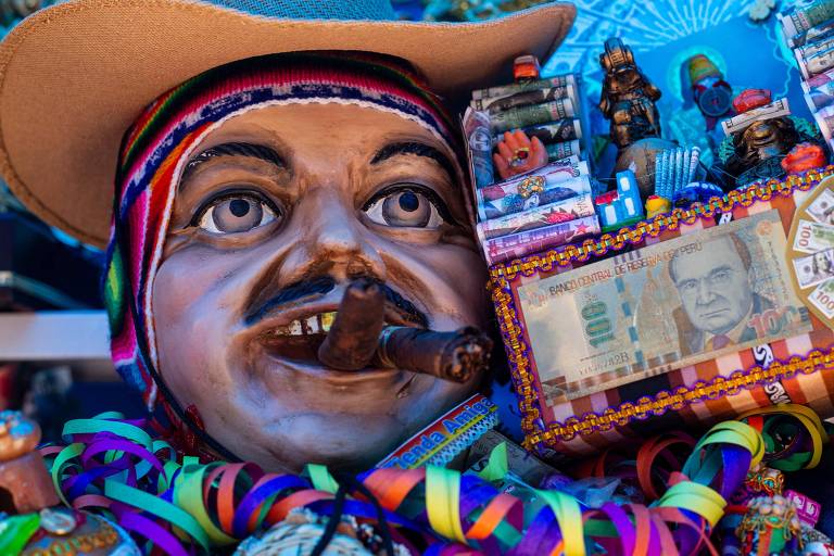 Imagem do boneco Ekeko, personagem folclórico associado à prosperidade, é visto em meio a miniaturas a venda durante festival tradicional no Peru 