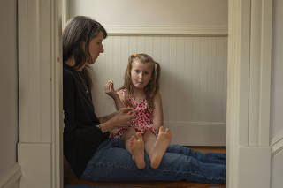 The author Sarah Bascomb and her daughter, Sally, 9, at home in Lexington, Va., April 7, 2022. (Matt Eich/The New York Times)