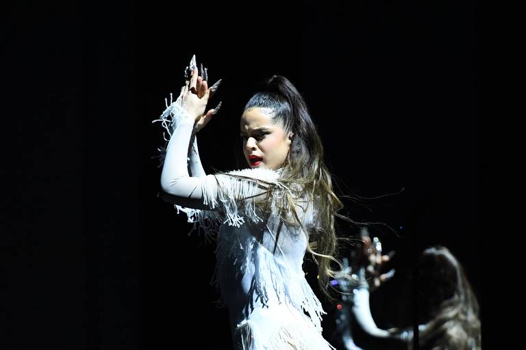 Cantora espanhola Rosalía em show no Grammy