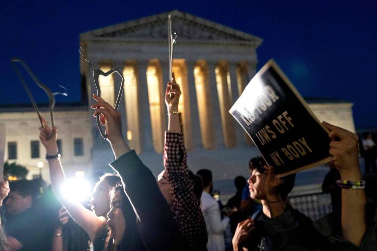 Manifestantes a favor do direito ao aborto protestam com cabides de arame em frente à Suprema Corte dos EUA, em Washington