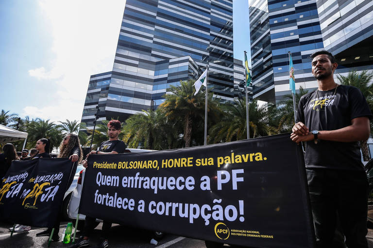 Ato de policiais federais em frente ao novo prédio da PF cobra regulamentação da carreira prometida por Jair Bolsonaro 