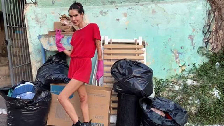 A modelo brasileira que viralizou ao fazer faxina para pessoas com depressão