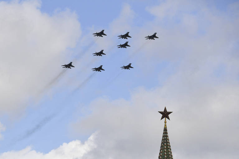 Caças MiG-29 voam em formação imitando um Z, símbolo da invasão russa da Ucrânia, em ensaio para o Dia da Vitória sobre Moscou