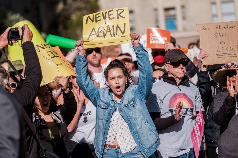 Manifestantes a favor do direito ao aborto protestam na cidade de San Francisco, nos EUA