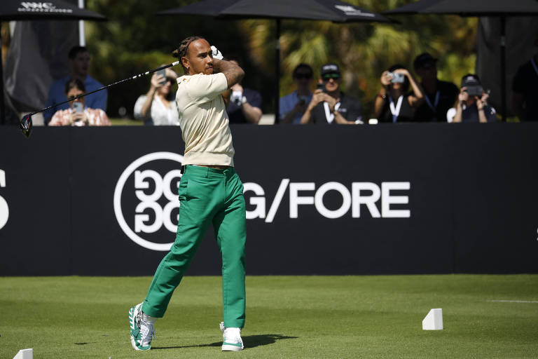 Lewis Hamilton joga golfe durante um evento em Miami, nos EUA