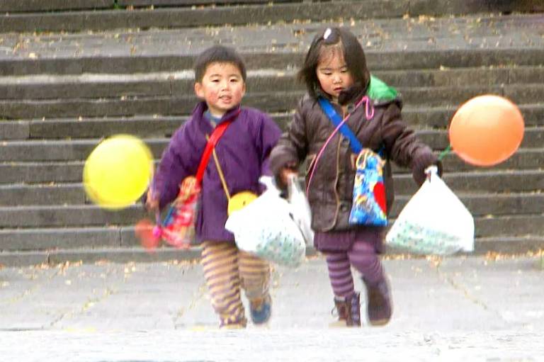 Crianças japonesas derretem corações em reality no qual fazem tarefas de adultos