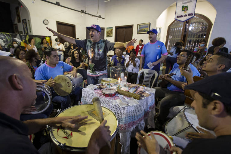 Chapinha comanda a voltado Samba da Vela, na Casa de Cultura de Santo Amaro, região sul de Sãoi Paulo, após dois anos de pausa