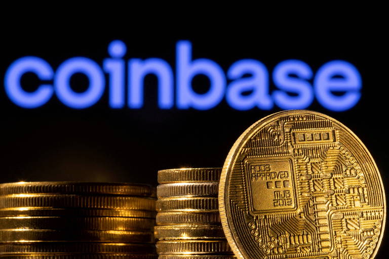 Representação de criptomoedas em frente ao logo da Coinbase