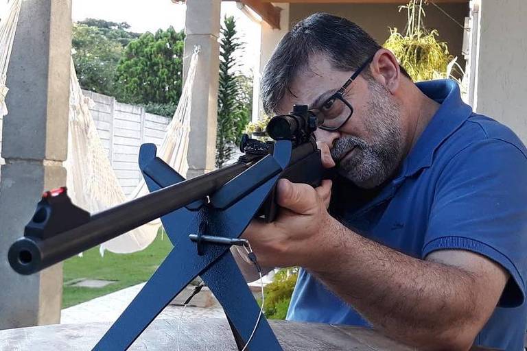 Pastor Marcos Granconato empunha uma arma em foto postada em sua rede social