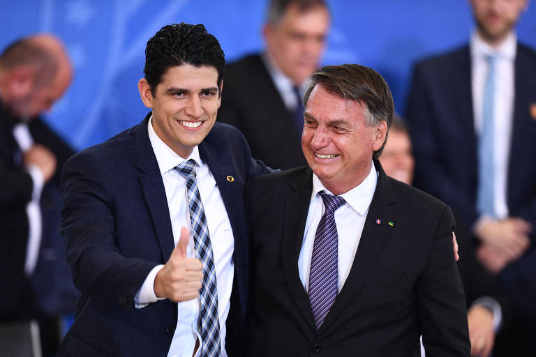 Imagem mostra Marcelo Sampaio e Jair Bolsonaro abraçados e sorrindo. Marcelo Sampaio faz um gesto de positivo com o dedão.