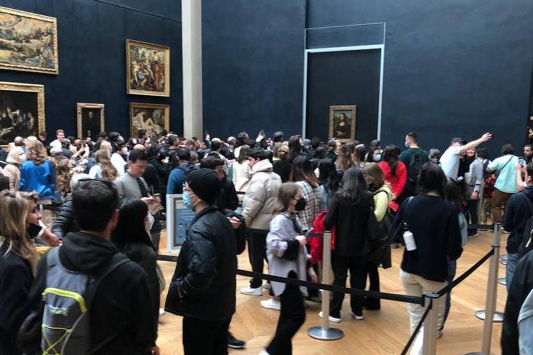Turistas fazem fila para ver "Monalisa" no Louvre, museu parisiense