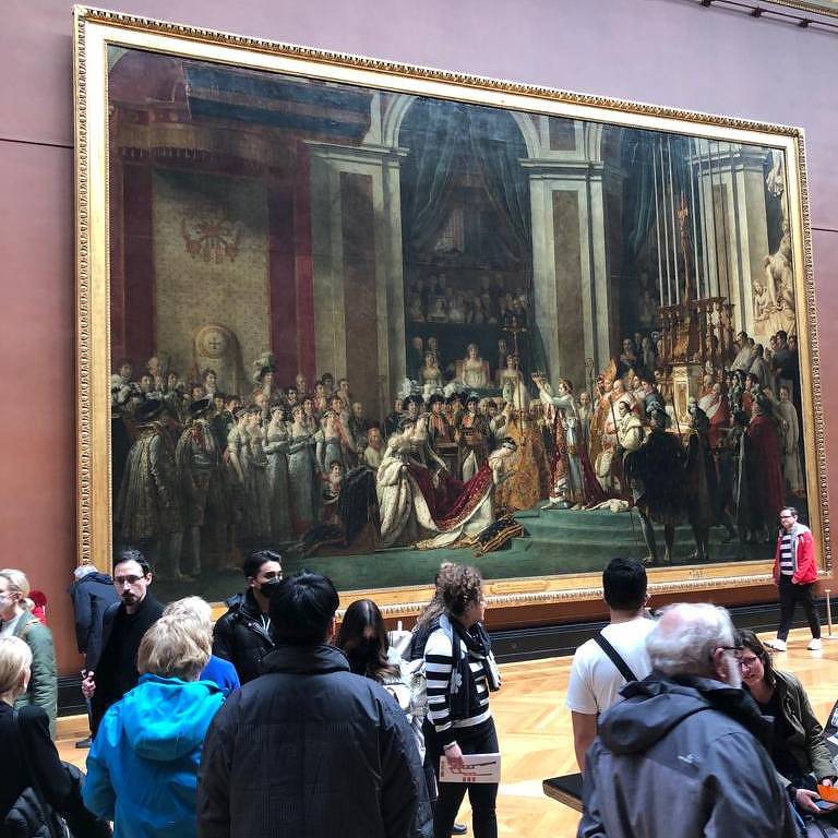 Turistas observam quadro no Louvre, museu parisiense
