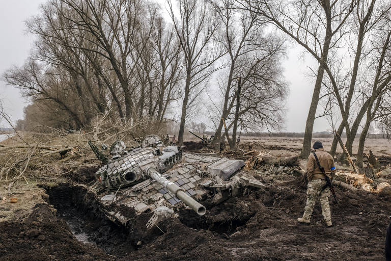 FILE Ñ A Ukrainian soldier looks over the wreck of a Russian tank that became stuck in the mud near the village of Zavorychi, Ukraine, April 5, 2022. The United States has provided intelligence that has helped Ukrainians target and kill many of the Russian generals who have died in action in the Ukraine war, according to senior American officials. (Daniel Berehulak/The New York Times)