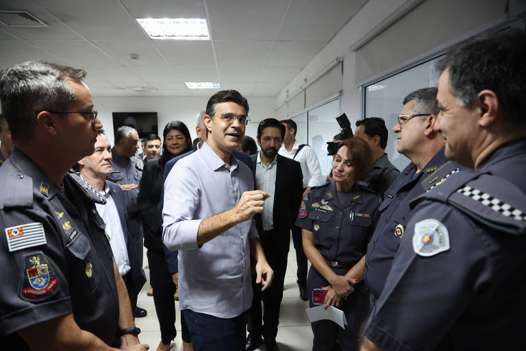 O governador Rodrigo Garcia, com Ricardo Nunes (de barba) ao fundo, fala com PMs durante lançamento da operação contra assaltos feitos por falsos motociclistas de aplicativos