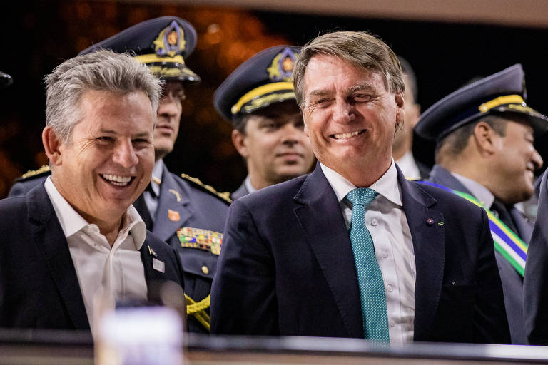 Governador de Mato Grosso, Mauro Mendes (União Brasil), e presdiente Jair Bolsonaro (PL) sorriem em ato de formatura de policiais