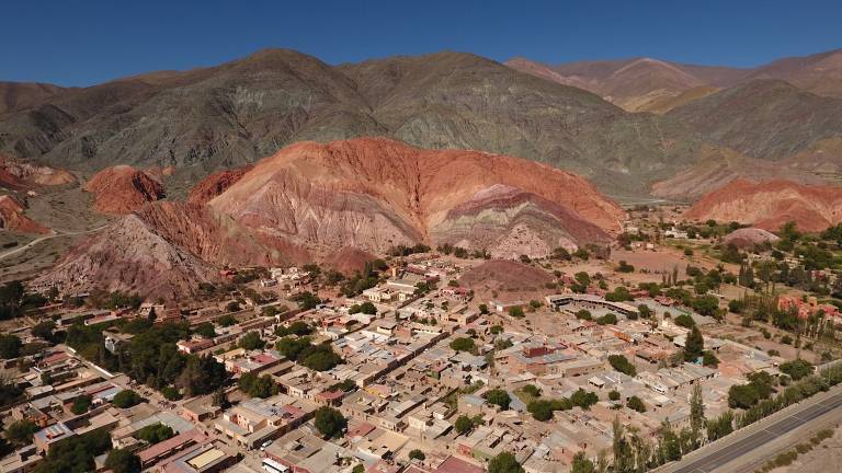 Aos pés do Cerro de los 7 Colores, o vilarejo de Purmamarca é uma boa base para explorar os arredores em Jujuy