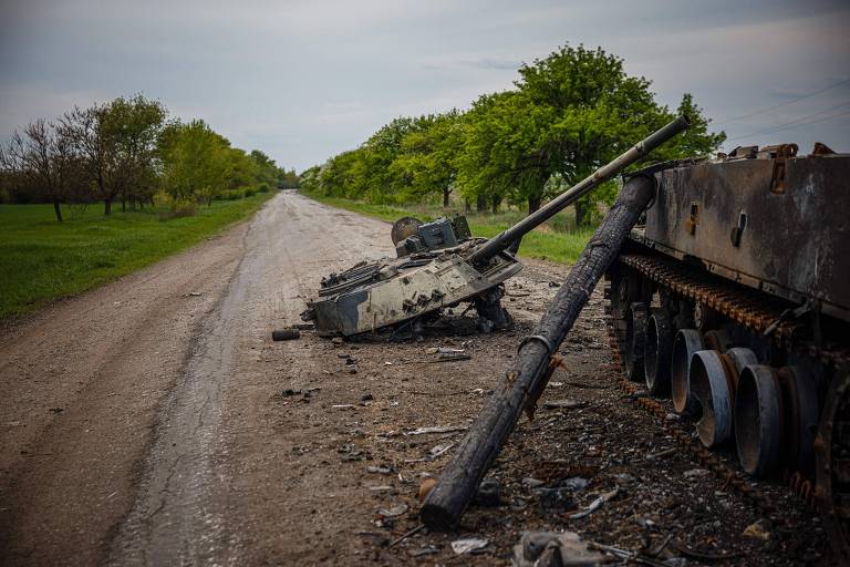 Blindado de infantaria BMP-3 russo destruído numa estrada em Pokrovske (Ucrânia)
