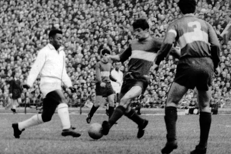 Pelé (à esq.) foi vítima de ofensas racistas durante a final da Libertadores de 1963, entre Santos e Boca Juniors